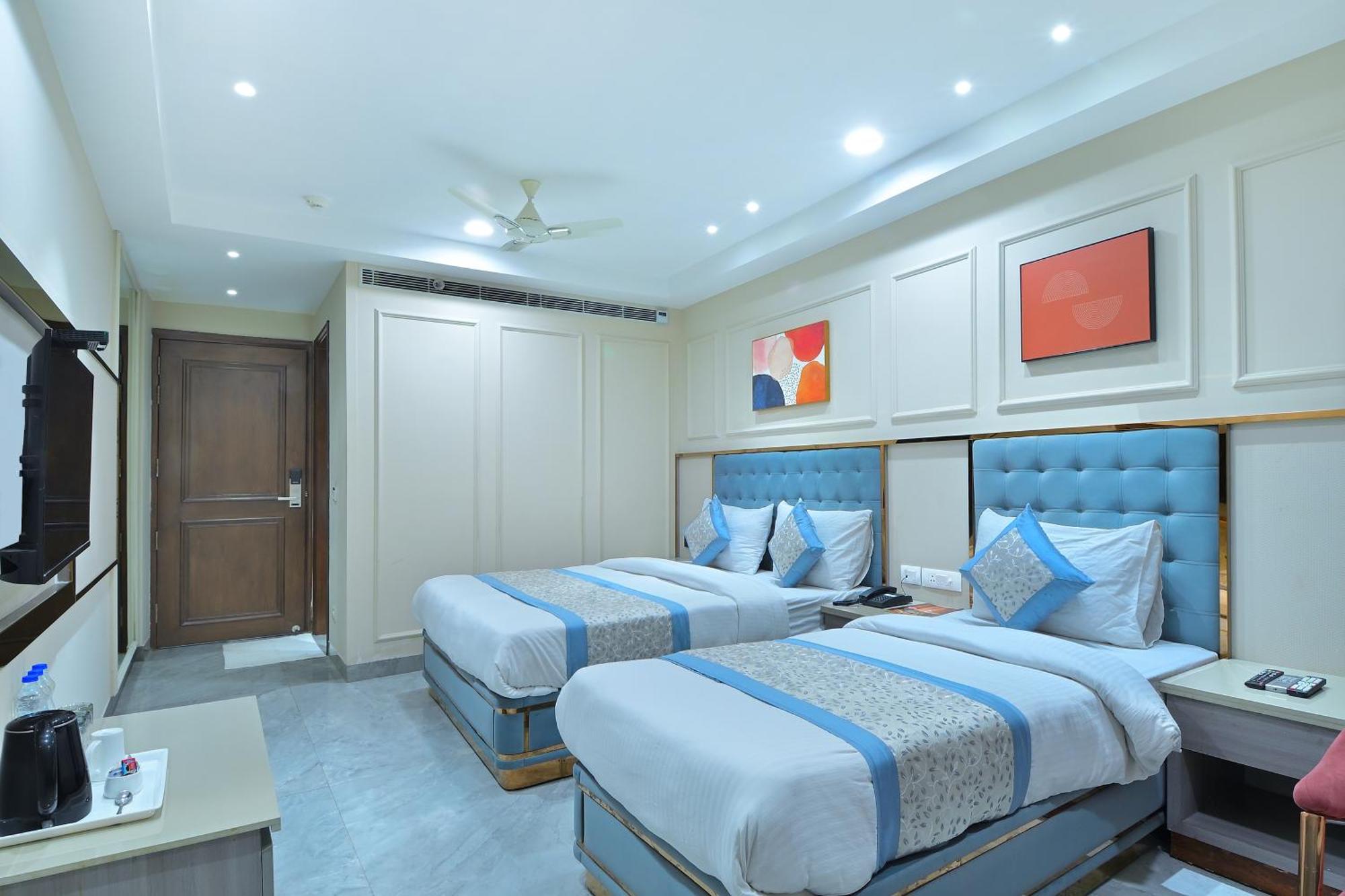 Hotel Sapphire House - 3 Mins Walk From Metro And 5 Mins From Rail Station New Delhi Exterior photo