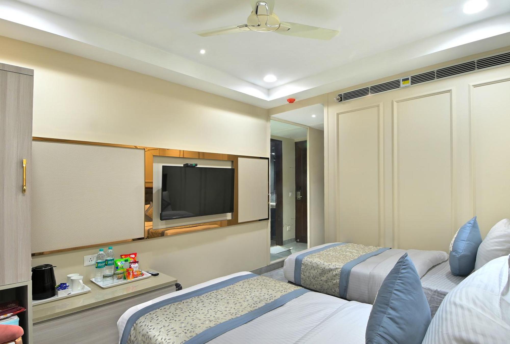 Hotel Sapphire House - 3 Mins Walk From Metro And 5 Mins From Rail Station New Delhi Exterior photo