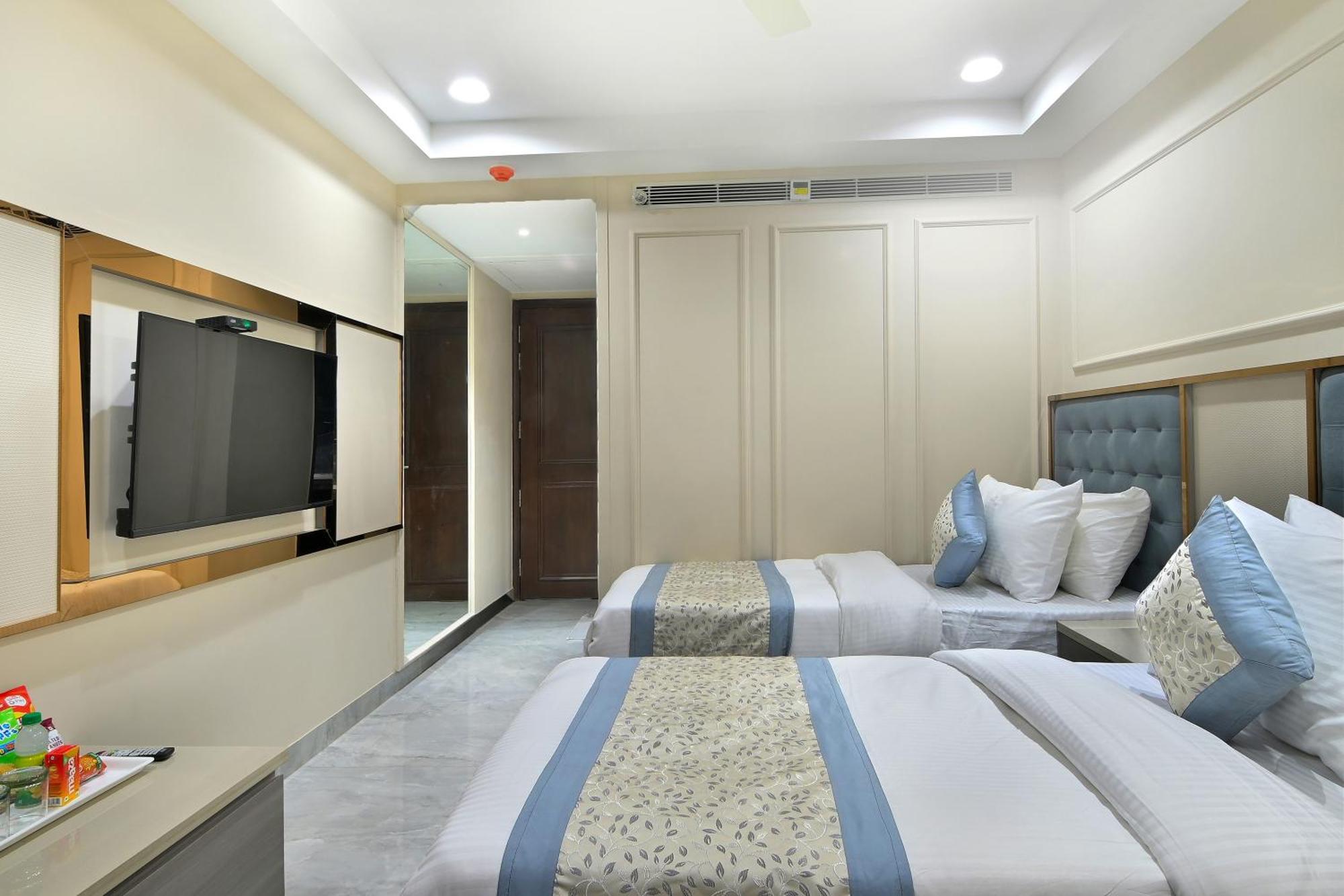 Hotel Sapphire House - 3 Mins Walk From Metro And 5 Mins From Rail Station New Delhi Exterior photo