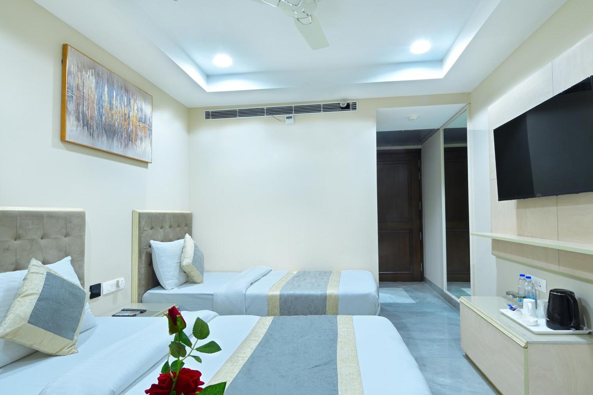 Hotel Sapphire House - 3 Mins Walk From Metro And 5 Mins From Rail Station New Delhi Exterior photo