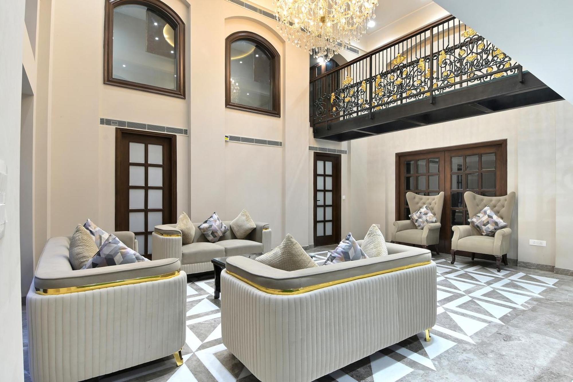 Hotel Sapphire House - 3 Mins Walk From Metro And 5 Mins From Rail Station New Delhi Exterior photo